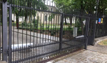 Jaki napęd do bramy skrzydłowej na wąskich lub szerokich słupkach? Sprawdź, zanim kupisz!